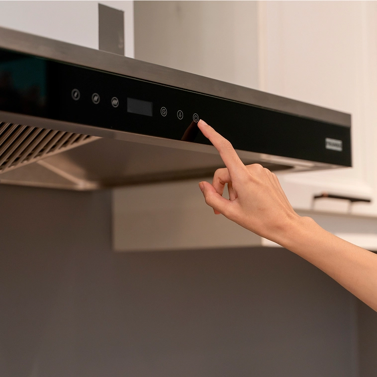 Pessoa apertando o botão de uma coifa